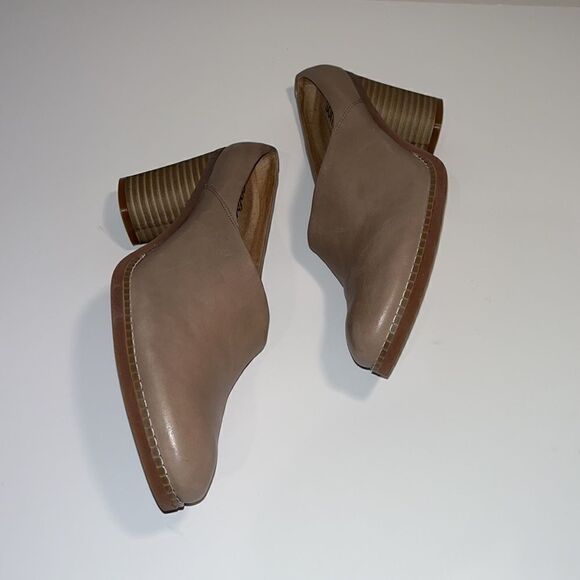 Vintage Nwot Softwalk tan leather 3” heel mules/ clogs - Picture 3 of 6